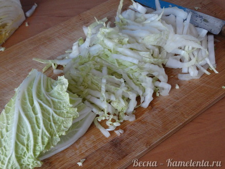 Приготовление рецепта Оладьи из пекинской капусты с огуречным соусом шаг 2
