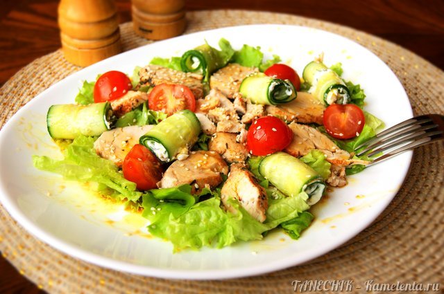 Рецепт салата с курицей и огуречными роллами