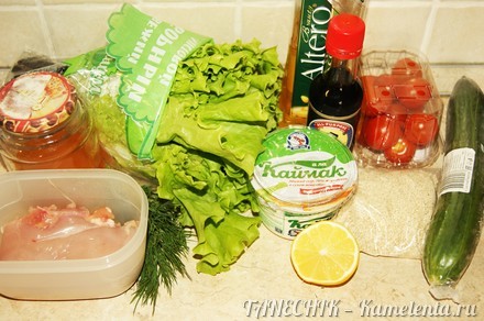 Приготовление рецепта Салат с курицей и огуречными роллами шаг 1