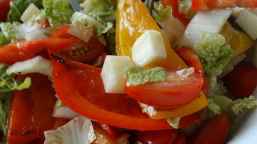Рецепт Тёплый салат с болгарским перцем и  сыром сулугуни