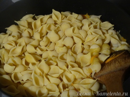 Приготовление рецепта Жареные макароны с сыром шаг 5