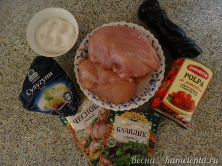 Приготовление рецепта Куриная грудка в томатах с сыром сулугуни шаг 1
