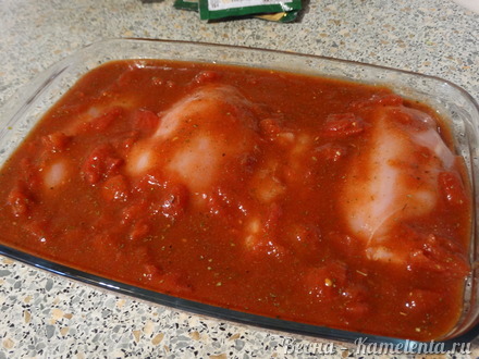 Приготовление рецепта Куриная грудка в томатах с сыром сулугуни шаг 3