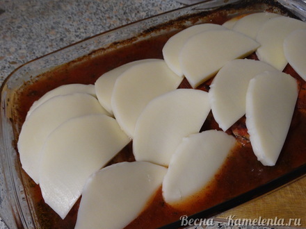Приготовление рецепта Куриная грудка в томатах с сыром сулугуни шаг 5