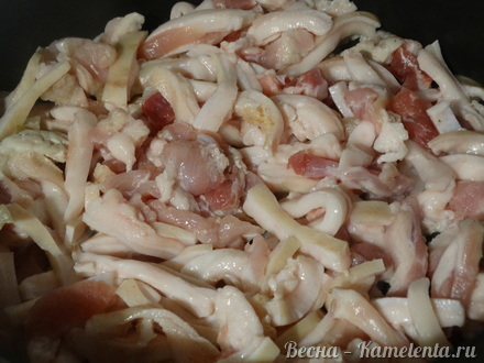 Приготовление рецепта Острая закуска из свиных шкурок тушеные в пиве шаг 2