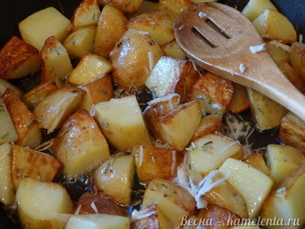Приготовление рецепта Салат со шпинатом,  с пряным молодым  картофелем и редисом шаг 3