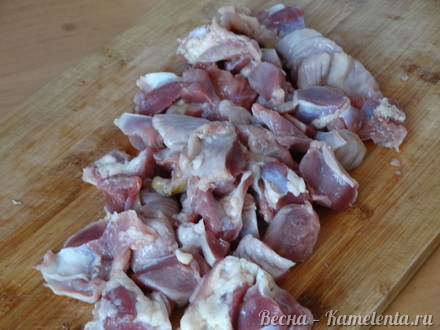 Приготовление рецепта Пикантные куриные желудочки в вино-сметанном соусе шаг 2