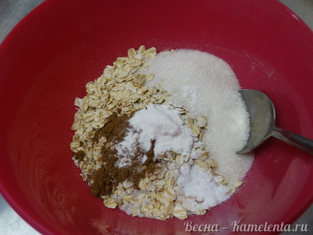 Приготовление рецепта Фруктовая запеканка с гранолой и кокосовым молоком шаг 2