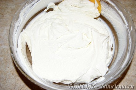 Приготовление рецепта Торт бисквитный с творожным кремом и фруктами &quot;Именинный&quot; шаг 2