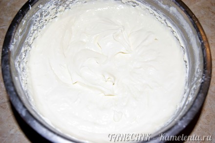 Приготовление рецепта Торт бисквитный с творожным кремом и фруктами &quot;Именинный&quot; шаг 4