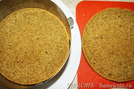 Приготовление рецепта Ореховый торт с яблочным муссом, сливочным кремом и карамельными орешками шаг 11