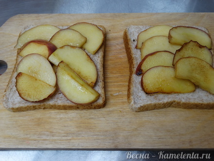 Приготовление рецепта Горячий бутерброд &quot;Яблочное утро&quot; шаг 4