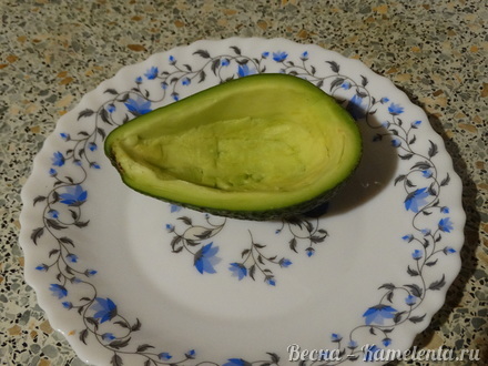 Приготовление рецепта Яичница в лодочке авокадо шаг 2