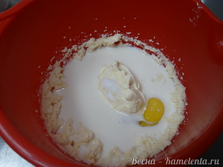 Приготовление рецепта Ванильные капкейки с сублимированной малиной и клубникой шаг 3