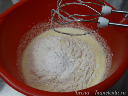 Приготовление рецепта Ванильные капкейки с сублимированной малиной и клубникой шаг 4
