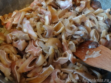 Приготовление рецепта Свиные ушки с грибами шаг 5