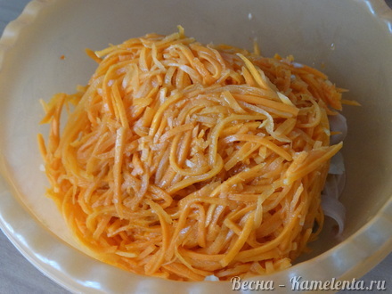 Приготовление рецепта Салат с кальмарами и корейской морковью шаг 8