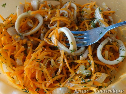 Приготовление рецепта Салат с кальмарами и корейской морковью шаг 9