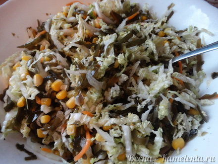 Приготовление рецепта Салат из морской капусты с кукурузой шаг 4