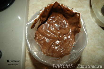 Приготовление рецепта Капкейки шоколадные с карамелью и арахисом шаг 2