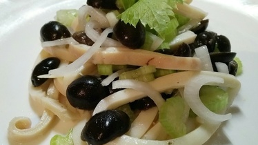 Рецепт Легкий салат с кальмаром и сельдереем