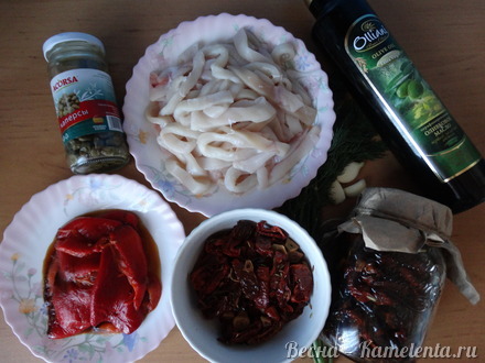 Приготовление рецепта Горячая закуска из кальмаров, вяленых томатов и печёных перцев шаг 1