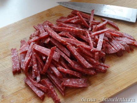 Приготовление рецепта Салат с корейской морковью и колбасой шаг 2