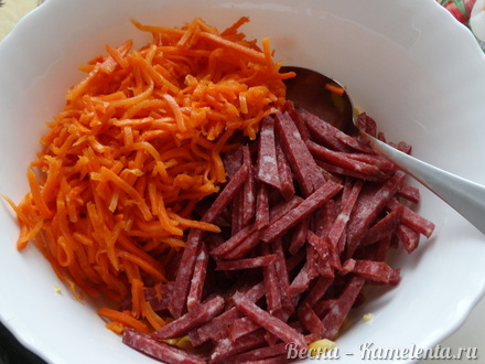 Приготовление рецепта Салат с корейской морковью и колбасой шаг 4