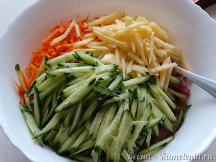 Приготовление рецепта Салат с корейской морковью и колбасой шаг 5