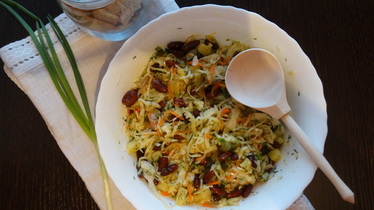 Салат из квашенной капусты с фасолью.