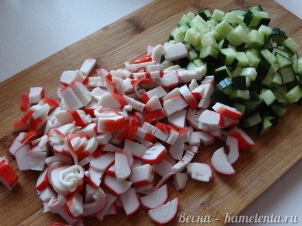 Приготовление рецепта Крабовый салат с яблоком шаг 2