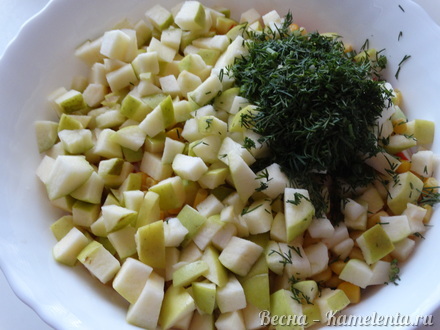 Приготовление рецепта Крабовый салат с яблоком шаг 4