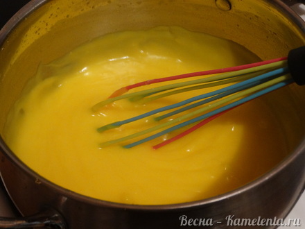Приготовление рецепта Клубничный муссовый торт с лимонным курдом шаг 6