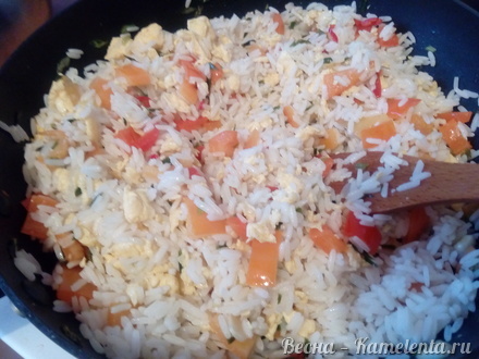 Приготовление рецепта Жареный рис с яйцом шаг 9
