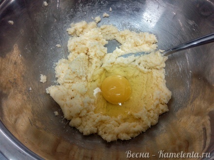 Приготовление рецепта Нежный яблочный пирог с миндальными лепестками шаг 3