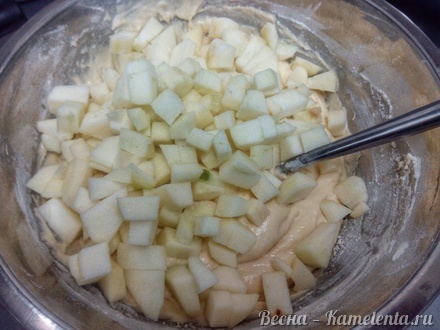 Приготовление рецепта Нежный яблочный пирог с миндальными лепестками шаг 6