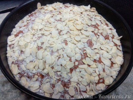 Приготовление рецепта Нежный яблочный пирог с миндальными лепестками шаг 8