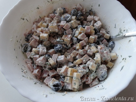 Приготовление рецепта Салат с маслинами, сыром и ветчиной шаг 3