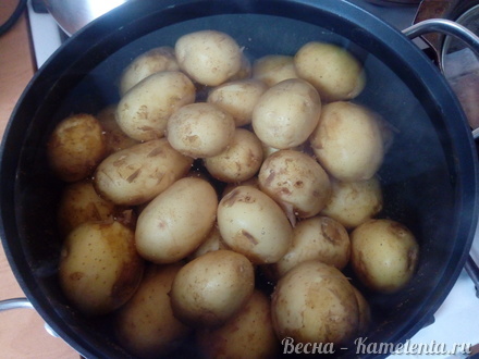Приготовление рецепта Молодой картофель с чесноком и зеленью шаг 2