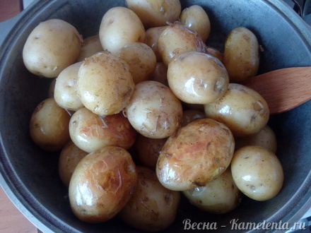 Приготовление рецепта Молодой картофель с чесноком и зеленью шаг 3