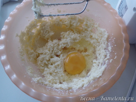 Приготовление рецепта Кукурузный пирог со сливами шаг 4