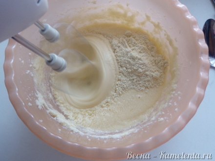Приготовление рецепта Кукурузный пирог со сливами шаг 5