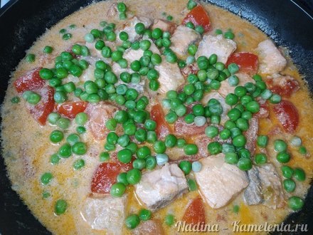 Приготовление рецепта Паста с семгой и овощами в томатно-сметанном соусе шаг 7