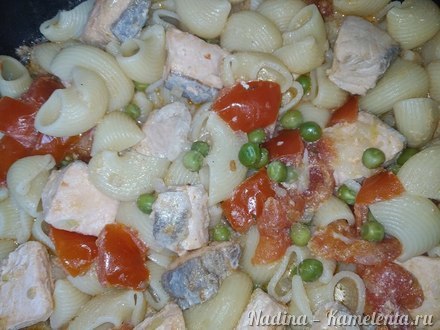 Приготовление рецепта Паста с семгой и овощами в томатно-сметанном соусе шаг 8