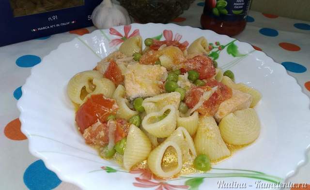 Рецепт пасты с семгой и овощами в томатно-сметанном соусе