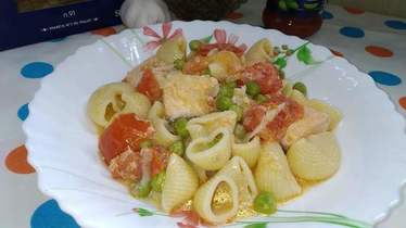 Паста с семгой и овощами в томатно-сметанном соусе