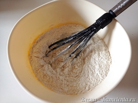 Приготовление рецепта Нежный пирог со сметанной заливкой шаг 4