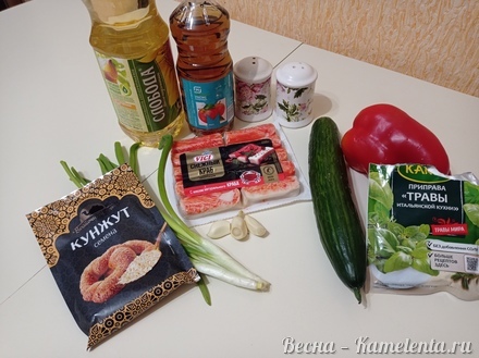 Приготовление рецепта Салат из крабовых палочек с огурцом и болгарским перцем шаг 1