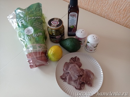 Приготовление рецепта Салат с говяжьим языком и авокадо шаг 1