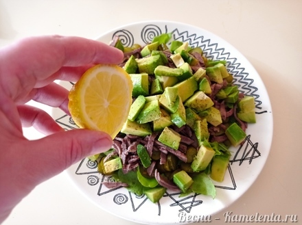 Приготовление рецепта Салат с говяжьим языком и авокадо шаг 7